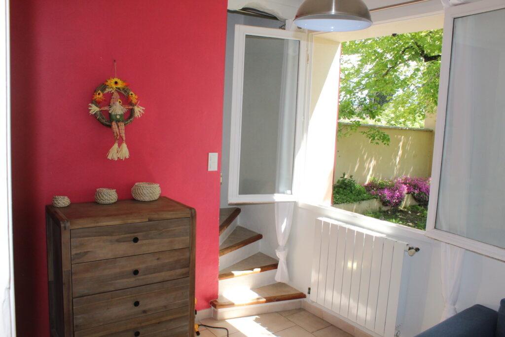 salon de la chambre trois vu sur jardin