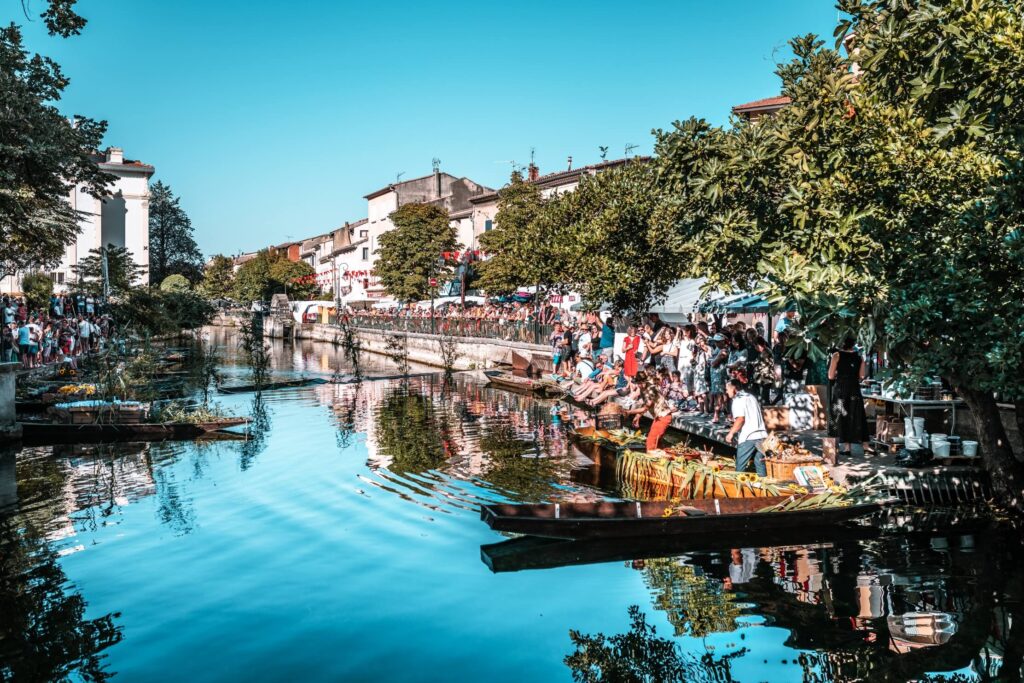rivière et bateaux
