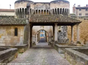 pernes les fontaines